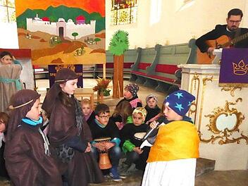 Mit einer musikalischen Version der Begegnung der Emmaus-Jünger mit Jesus startet die evangelisch-lutherische Kirchengemeinde in Bad Rodach ein neues Konzept im Präparandenunterricht. Rechts Pfarrer Christian Rosenzweig. Foto: Volker Gundel