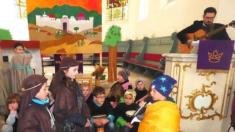 Mit einer musikalischen Version der Begegnung der Emmaus-Jünger mit Jesus startet die evangelisch-lutherische Kirchengemeinde in Bad Rodach ein neues Konzept im Präparandenunterricht. Rechts Pfarrer Christian Rosenzweig. Foto: Volker Gundel