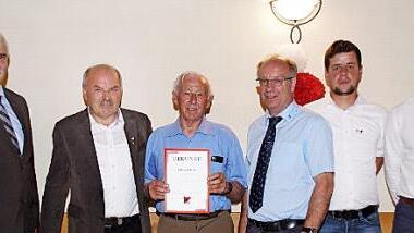 Als Gründungsmitglied wurde Eduard Bühl (Dritter von links) geehrt. Ihm dankten Zweiter Bürgermeister Hans Albert, Vorsitzender Reinhold Sußmann (von links), die Vorstandsmitglieder Lukas Albert und Andreas Wagner sowie BLSV-Vorsitzender Gerald Makowski (von rechts).