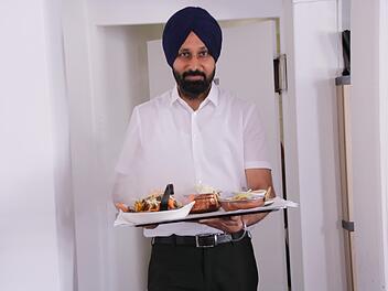 Ujjager Singh hat bis 2006 mit seinem Bruder in Frankfurt ein Restaurant geführt, jetzt bietet er am Bad Kissinger Marktplatz nordindische Küche.