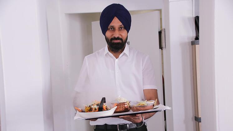 Ujjager Singh hat bis 2006 mit seinem Bruder in Frankfurt ein Restaurant geführt, jetzt bietet er am Bad Kissinger Marktplatz nordindische Küche.