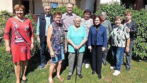 95. Geburtstag im Hause Maiwald (von links): B&uuml;rgermeisterin Anita Sack, Schwiegersohn Gerhard Kapsch, Schwiegertochter Renate Maiwald, Sohn Gerhard Maiwald, Anneliese Maiwald, Tochter Monika Kapsch, stellvertretende Landr&auml;tin Christina Flauder, R...