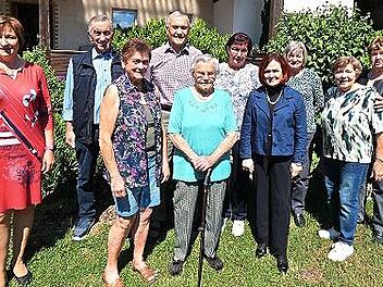 95. Geburtstag im Hause Maiwald (von links): Bürgermeisterin Anita Sack, Schwiegersohn Gerhard Kapsch, Schwiegertochter Renate Maiwald, Sohn Gerhard Maiwald, Anneliese Maiwald, Tochter Monika Kapsch, stellvertretende Landrätin Christina Flauder, R...