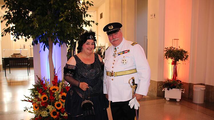 Angelina Riedel-Böhm und Christoph Böhm aus Osnabrück haben sich für Kleid und Uniform im Stil der 1920er Jahre entschieden. Foto: Ralf Ruppert