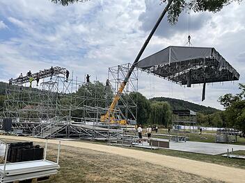 In vollem Gange ist der Aufbau der Bühne und des Festivalgeländes im Luitpoldpark für die Konzerte von Roland Kaiser und LEA in Bad Kissingen. Foto: Sebastian Schmitt