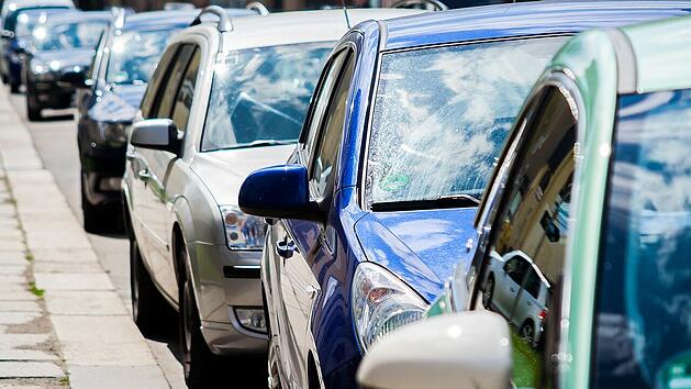 Wer mit dem Auto unterwegs ist, möchte kostengünstig parken. Wo geht das in Aschaffenburg?