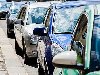Wer mit dem Auto unterwegs ist, möchte kostengünstig parken. Wo geht das in Aschaffenburg?