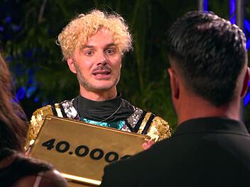 Kampf der RealityAllstars Mit 23 Münzen gewinnt Sam vor Sarah (21) und Kate (20). Vor Glück und als Dank schenkt er jedem der letzten fünf Mitstreiter 2.000 Euro aus der Siegprämie.