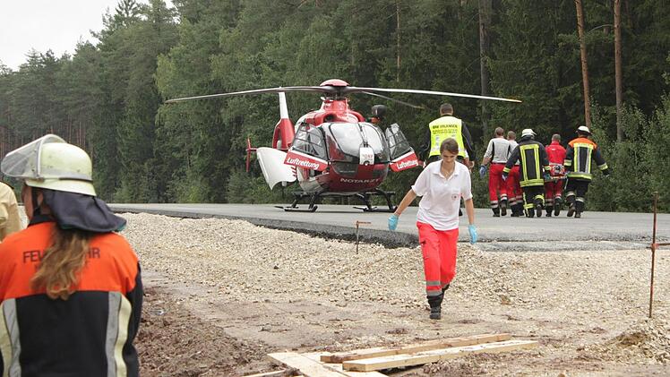Der  Helikopter flog den schwer verletzten Räuber nach Nürnberg.   Foto: Andreas Dorsch