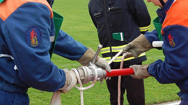 Junge Marktgraitzer Feuerwehrdamen sicherten ein gekoppeltes Strahlrohr mit einer Leine.