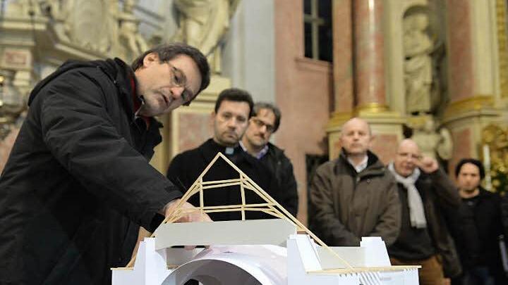 Statiker Günther Döhring (links) erklärt, warum die Wände der Kirche auseinander driften.