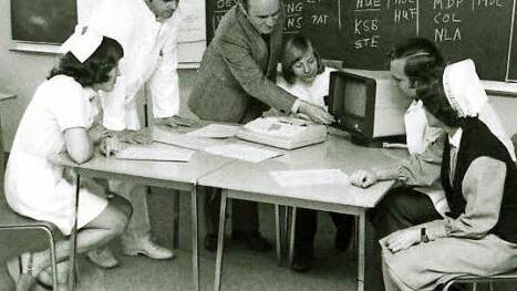 Wunderwerk der Technik: 1975 halten die Computer Einzug ins Krankenhaus. Ärzte und Schwestern bekommen eine Einführung.