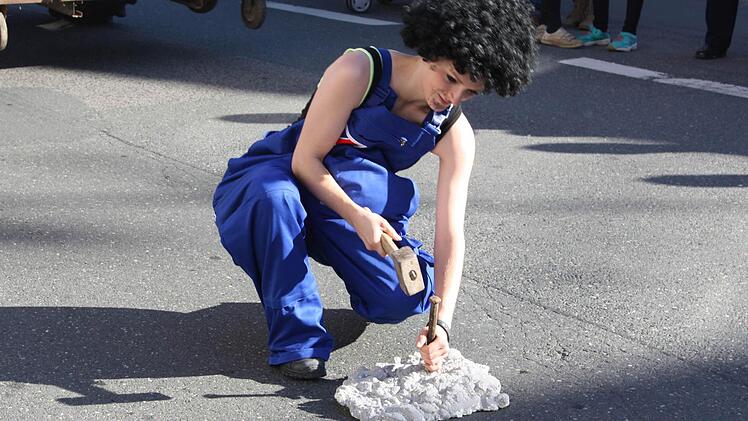 Ortsmadla Teresa spielte einen Vorfall nach, bei dem ein Betonlaster seine Ladung zum teil verloren hatte. Foto: Sonja Werner