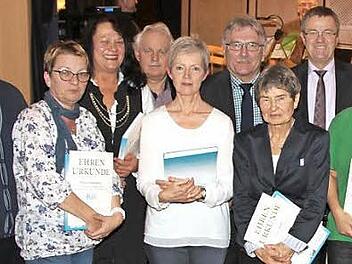 Der Bayerische Lehrer- und Lehrerinnen-Verband (BLLV) ehrte diese Mitglieder für 40-jährige Verbandszugehörigkeit (von links): Dietmar Schmidt, Evelin Sesselmann, Barbara Fößel, Otmar Ullrich, Gudrun Vornhof-Gabeli, Uwe Dörfer, Ute Heyde, Rolf Habermann, Marietta Weiser, Clemens Spindler