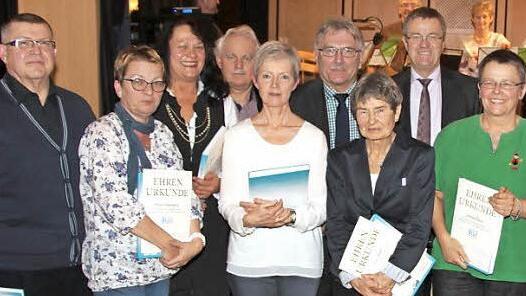 Der Bayerische Lehrer- und Lehrerinnen-Verband (BLLV) ehrte diese Mitglieder für 40-jährige Verbandszugehörigkeit (von links): Dietmar Schmidt, Evelin Sesselmann, Barbara Fößel, Otmar Ullrich, Gudrun Vornhof-Gabeli, Uwe Dörfer, Ute Heyde, Rolf Habermann, Marietta Weiser, Clemens Spindler