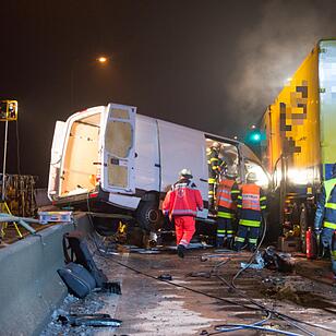 Würzburg: Frau wird in Transporter eingeklemmt und schwer verletztWürzburg in