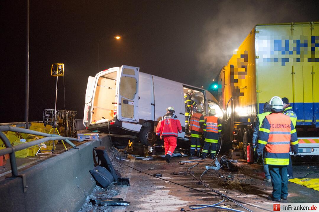 Würzburg: Frau wird in Transporter eingeklemmt und schwer verletztWürzburg in