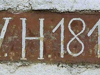 Die Hochwassermarke am Haus Nummer 24 in Tiefenhöchstadt