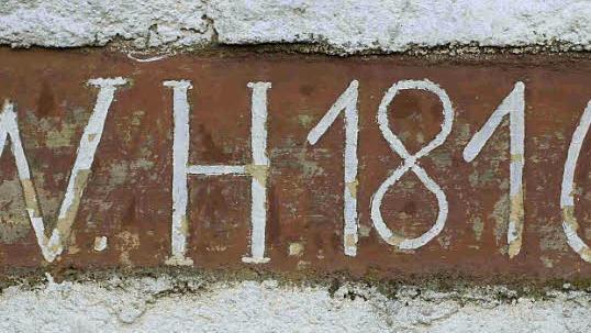 Die Hochwassermarke am Haus Nummer 24 in Tiefenhöchstadt