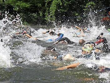 Beim Schwimm-Start brodelte die Regnitz. Fotos: sportpress