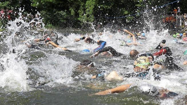 Beim Schwimm-Start brodelte die Regnitz. Fotos: sportpress