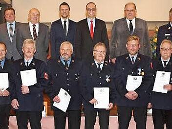 Die Ehrengäste beglückwünschten Gernod Schrepfer, Hans-Ulrich Fuchs, Gerhard Ernst, Hans-Georg Warmuth, Georg Hagel, Roland Radler, Hans-Ulrich Bergmann, Roland Rößner, Gottfried Schönwald und Josef Müller (vorn von links) zur Auszeichnung mit dem Feuerwehr-Ehrenzeichen in Gold. Fotos: Alfred Thieret