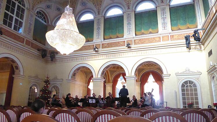 Noch ist es ruhig im Saal: Das Bayerische Kammerorchester Bad Brückenau bei der Generalprobe.  Foto: Thomas Ahnert