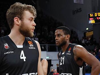Lange Gesichter bei Nicolo Melli (l.) und Darius Miller nach der Niederlage gegen Kaunas. Foto: Daniel Löb