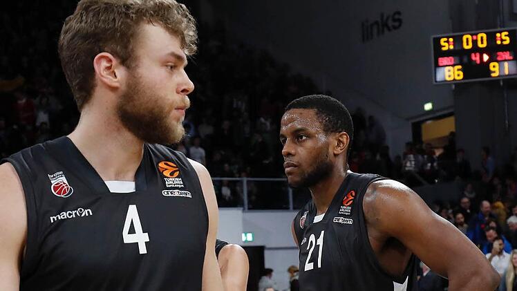 Lange Gesichter bei Nicolo Melli (l.) und Darius Miller nach der Niederlage gegen Kaunas. Foto: Daniel Löb