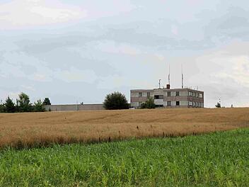 Dieser Anblick am Weisendorfer Ortsrand, der sich von Richtung Oberlindach kommend bietet, soll bald verschwinden.  Foto: Richard Sänger