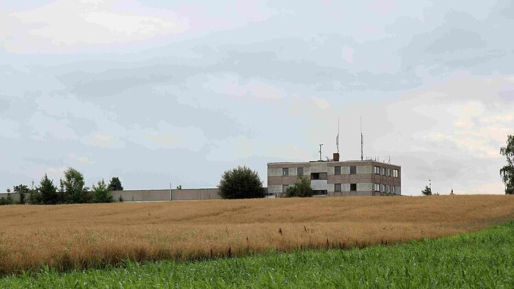 Dieser Anblick am Weisendorfer Ortsrand, der sich von Richtung Oberlindach kommend bietet, soll bald verschwinden.  Foto: Richard Sänger