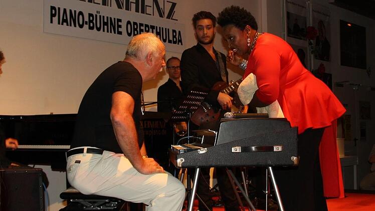 Peter Kleinhenz setzte sich selbst an Klavier.