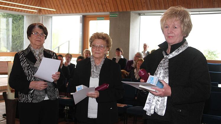 Ilse Eber, Hedwig Maier und Ingrid Backert sind von Anfang an beim Kirchenchor Burghaig mit dabei.  Foto: Sonny Adam