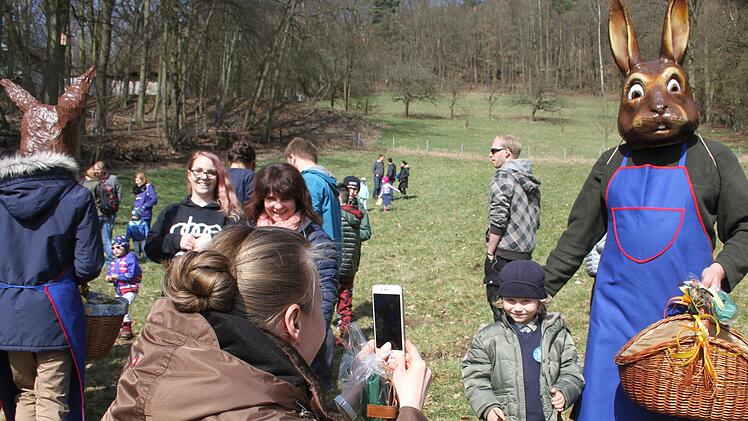 Schnell noch ein Foto mit dem Osterhasen ... auf der Hahnsreuth m&uuml;ssen die Hasen mehr k&ouml;nnen als  S&uuml;&szlig;igkeiten verteilen. Foto: Sonny Adam