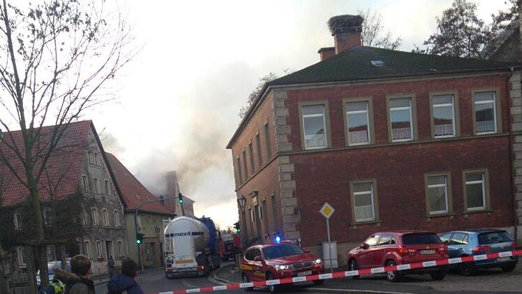 In Uehlfeld kam es am Dienstagnachmittag zum Brand eines Mehrfamilienhauses. Die Bundesstraße 470 musste gesperrt werden. Foto: Sebastian Kohl