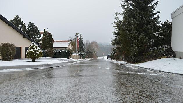 Wegen der gefrorenen B&ouml;den kann am Wochenende der Regen schnell zu Glatteis werden.