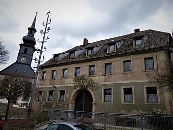 Das größte Projekt der Marktgemeinde Wirsberg ist der Bau des Bürgerzentrums. Rund drei Millionen Euro werden die Entkernung des früheren Gasthauses und die Umsetzung weiterer verschlingen. Damit wird die Dorfkultur nach Einschätzung von Bürgermeister Hermann Anselstetter neue Veranstaltungs- und Kommunikationsbühnen gewinnen.  Foto: Werner Reißaus