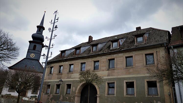 Das größte Projekt der Marktgemeinde Wirsberg ist der Bau des Bürgerzentrums. Rund drei Millionen Euro werden die Entkernung des früheren Gasthauses und die Umsetzung weiterer verschlingen. Damit wird die Dorfkultur nach Einschätzung von Bürgermeister Hermann Anselstetter neue Veranstaltungs- und Kommunikationsbühnen gewinnen.  Foto: Werner Reißaus