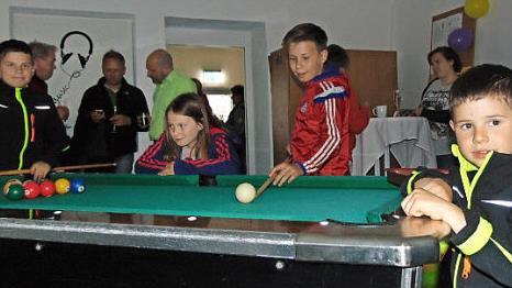 Jugendarbeit in Gr&auml;fenberg: mehr als nur eine Runde Billard spielen. Doch den Jugendpfleger treiben Nachwuchssorgen um. Foto: Petra Malbrich