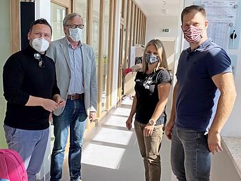 Bei der Eröffnung des Schusterbaus (von links) Bürgermeister Martin Finzel, Pfarrer Rolf Gorny, Katja Merz (Bereichsleitung Vorschulkindergarten) und Marten Büttner (Bauamtsleiter)  Foto: privat