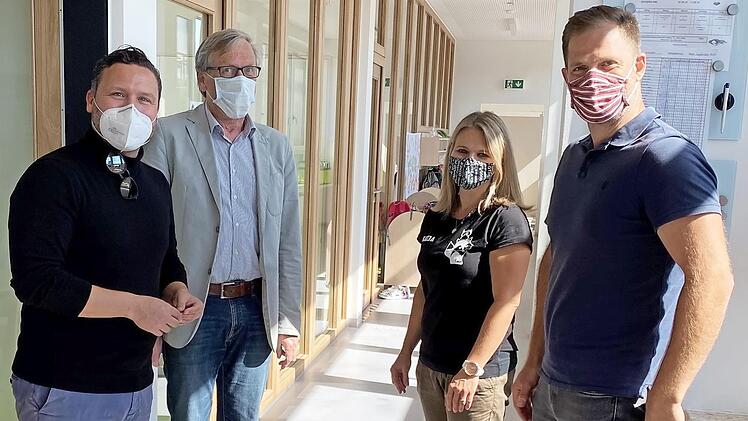 Bei der Eröffnung des Schusterbaus (von links) Bürgermeister Martin Finzel, Pfarrer Rolf Gorny, Katja Merz (Bereichsleitung Vorschulkindergarten) und Marten Büttner (Bauamtsleiter)  Foto: privat