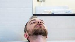 Wellness kann so viel sein, zum Beispiel ein entspannendes Schaumbad. Wichtig ist, dass man sich regelmäßig etwas Gutes tut.  Foto: Christin Klose/dpa