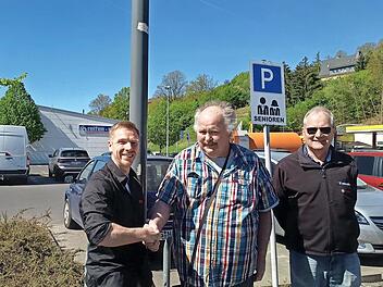 Das Bild zeigt (von links) Inhaber Sebastian Hauke, 1. VdK Vorstand G&uuml;nter Heinz und Vorstand Egon Goldbach.