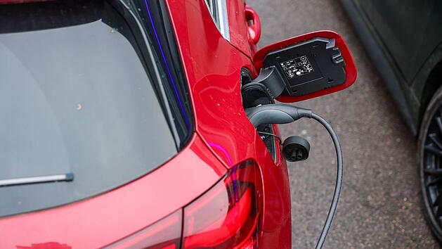 Elektroauto l&auml;dt an Lades&auml;ule