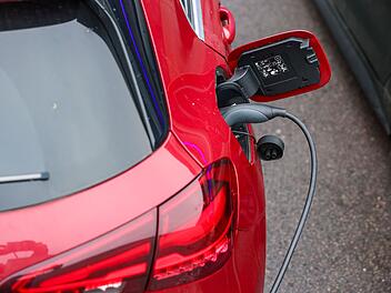 Elektroauto l&auml;dt an Lades&auml;ule