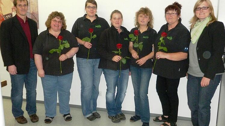 Geschäftsführer Bernd Weber (links) und die Beiratsvorsitzende Sandra Schramm (rechts) bedankten sich beim "Mio"Team jeweils mit einer Rose (von links): Karin Eiermann, Christina Schmuck, Katrin Nestmann, Marktleitung Marion Zang und Evi Schuhmann. Foto: privat