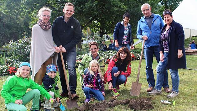 Auch der 1. B&uuml;rgermeister Tobias Ehrlicher sowie die 2. B&uuml;rgermeisterin Christina Butterer und die Gesch&auml;ftsf&uuml;hrerin der ThermeNatur Stine Michel haben flei&szlig;ig mit gepflanzt, um den Kurpark im n&auml;chsten Jahr in voller Bl&uuml;te erstrahlen zu lassen. Foto: Nancy Grau