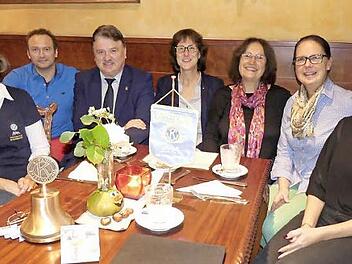 Die Kiwanis-Mitglieder Rosi Müller, Ermanno Lubiato, Anja Gimpel-Henning, Ute Salzwedel, Annegret Pachner und Anka Lubiato (von links) bedanken sich bei Landrat Klaus Peter Söllner für die Übernahme der Schirmherrschaft und eine Spende für ihre Hilfsprojekte. Foto: Dieter Hübner