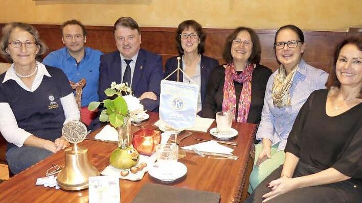 Die Kiwanis-Mitglieder Rosi Müller, Ermanno Lubiato, Anja Gimpel-Henning, Ute Salzwedel, Annegret Pachner und Anka Lubiato (von links) bedanken sich bei Landrat Klaus Peter Söllner für die Übernahme der Schirmherrschaft und eine Spende für ihre Hilfsprojekte. Foto: Dieter Hübner