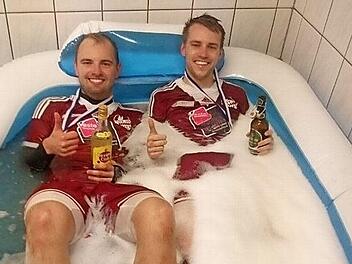 Kein Whirlpool im Sportheim - na und, die Kicker des TSV Meeder machten aus ihrer Not eine Tugend und badeten kurzerhand in einem in der Dusche installierten Schlauchboot. Dominik Gleißner (links) und Kapitän Pascal Wächter ließen sich dabei eines von zahlreichen Bierchen schmecken. Fotos: privat